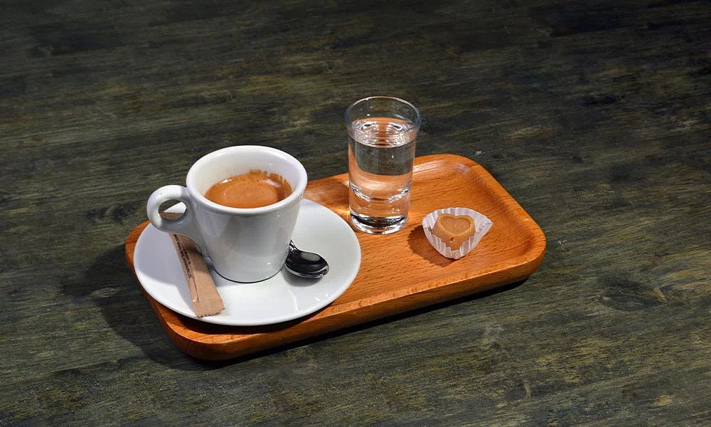 drink water before or after coffee