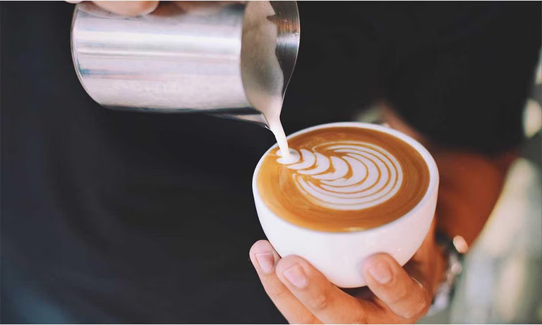 How to choose the milk pitcher according to Simone Celli